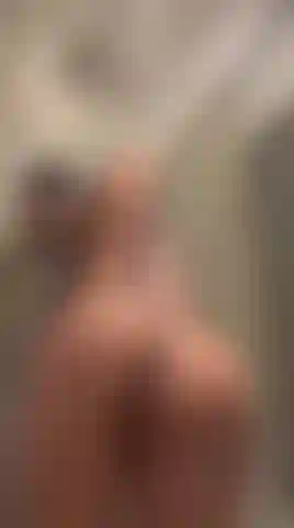 Il mio culetto stretto vuole qualcosa di grosso e spesso.