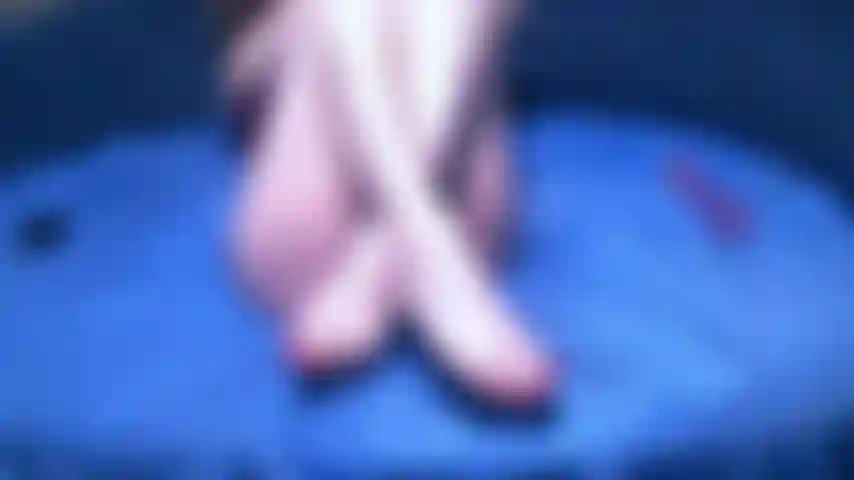 Mi masturbo la fica, gioco a phalos con i piedi.