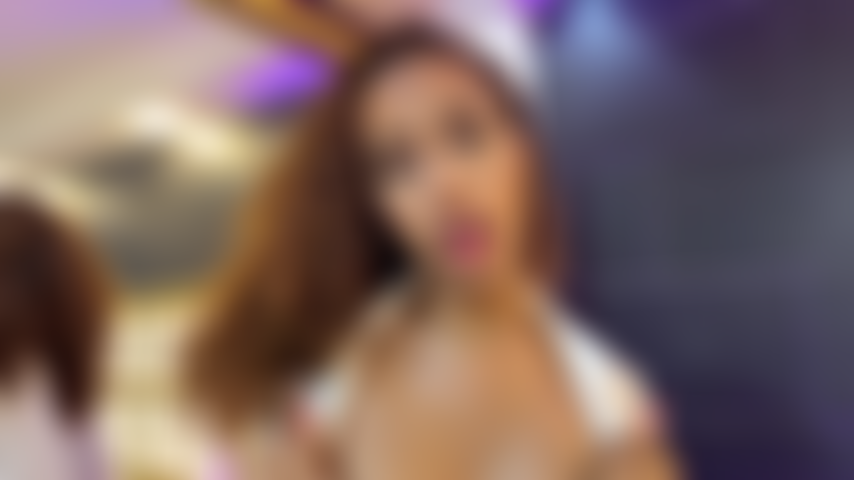 Maia, il suo primo giorno da segretaria, è davvero eccitata e vuole giocare con tutti i suoi giocattoli, vieni con noi ;).