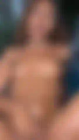 Una ragazza di colore che si scopa la figa pelosa e bagnata in piscina.