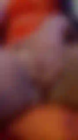 Accarezzo la mia figa mentre aspetto te, amore mio.