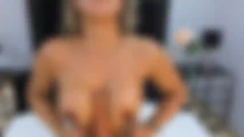 Riesci a immaginare il tuo cazzo tra le mie tette? Guardami mentre do piacere a questo dildo come se fossi tu, lento, bagnato e così dannatamente caldo.