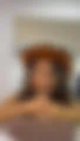 Vieni a guardarmi succhiarti lentamente, in profondità e con fame di te.