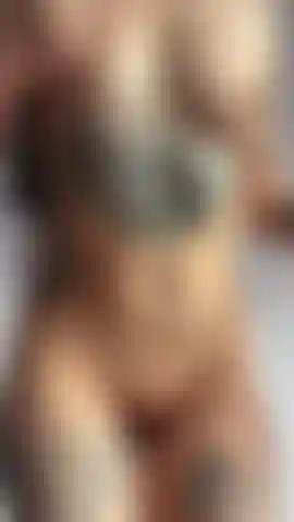 Guarda la tua ragazza dominante che indossa lattice rosso.