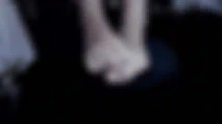 Adoro i miei piedi e le mie unghie bianche con i calzini a rete nera, ti scherzo e tu mi dai il tuo latte sulle punte dei piedi.