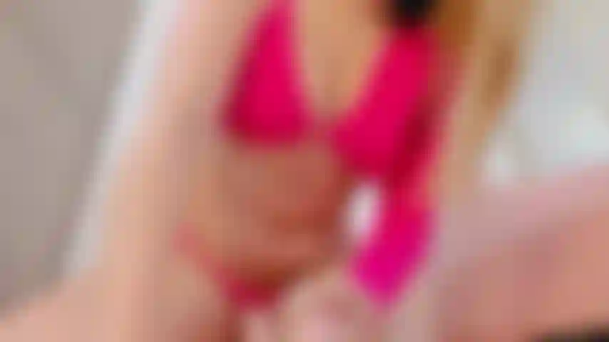 Ti piacerebbe vedere le mie dita mentre penso al tuo cazzo?