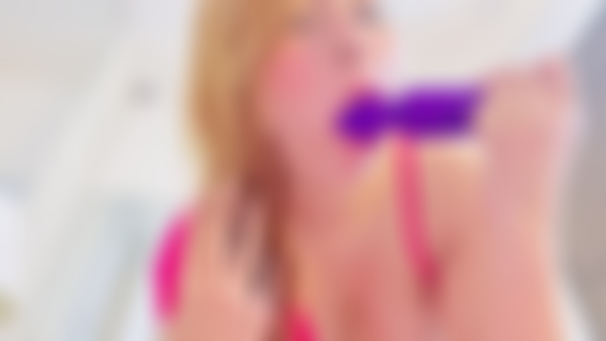 Vieni, avvicinati... Voglio sentire la tua lingua scendere lungo il mio corpo.