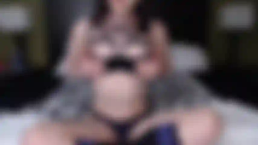 Da vicino e personale con questa figa stretta e succosa.