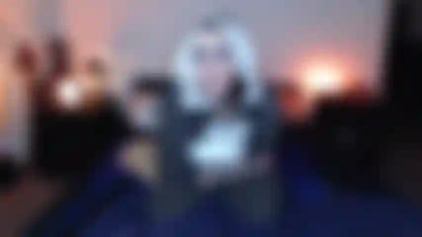 Il fratellastro mette a letto la sorellina.