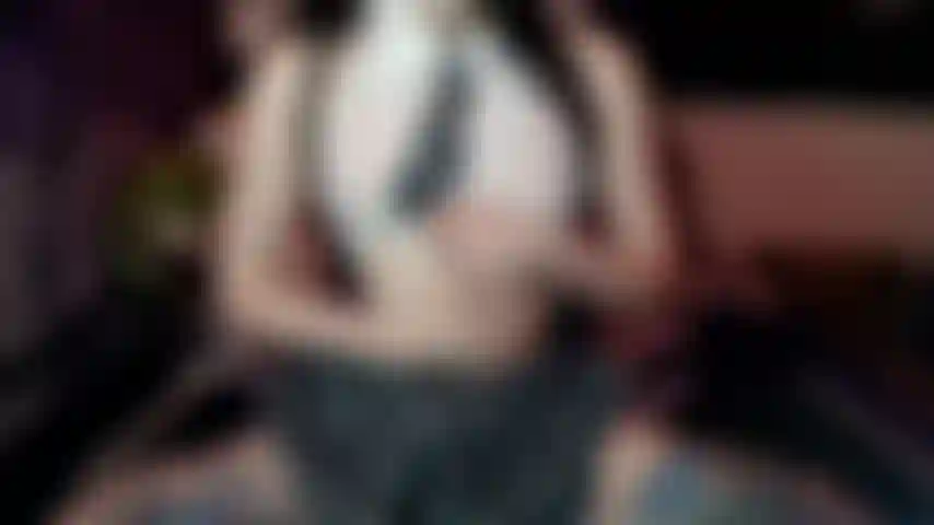 Una studentessa gotica e arrapata in pov cavalca e viene pesantemente sul cazzo.