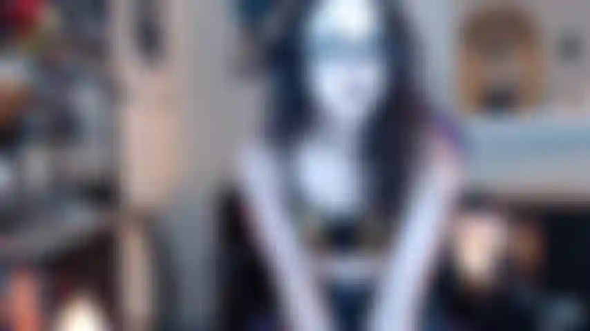 La figliastra troia seduce il patrigno.