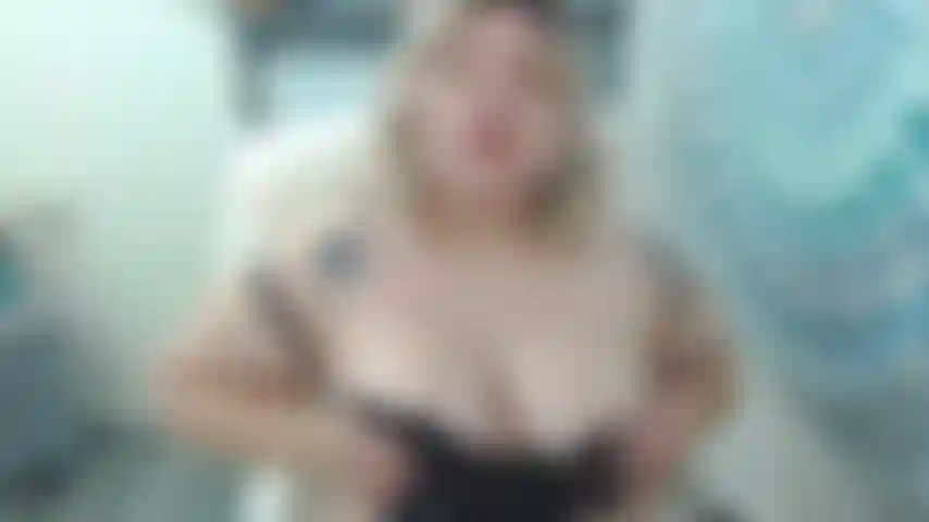 Ti supplica di venire sulle mie tette.