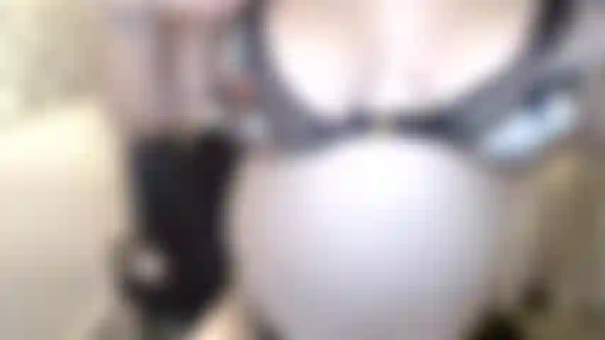 Tradisci la tua moglie magra con una donna vera e dammi tutto il tuo sperma.