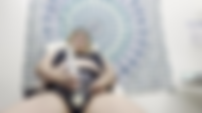 Orgasmo hitachi in mutandine.