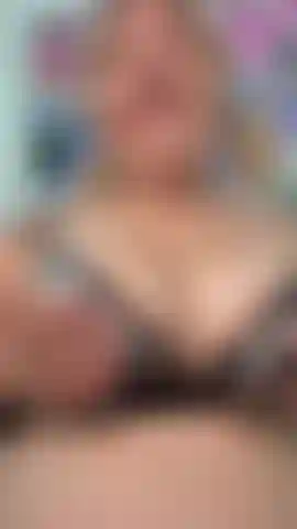 Tease unta d'olio, mostro questo corpo e poi vengo sul mio vibratore..... Ti piace questo grosso corpo da brat bbw, baby?