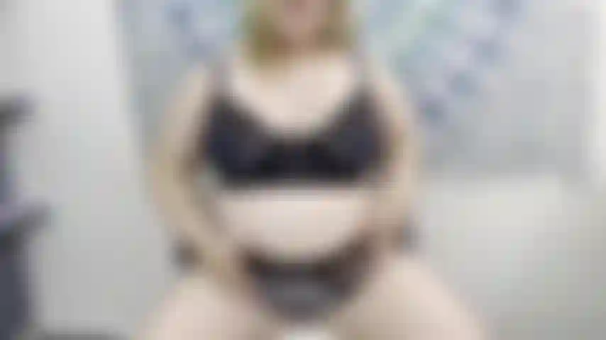 Una sensuale adoratrice della pancia grassa.