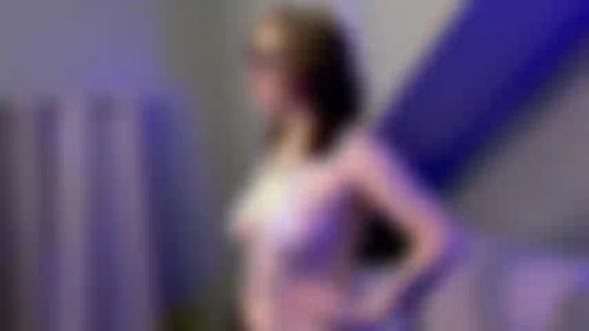 Una ragazza cattiva prende in giro il tuo microcazzo.