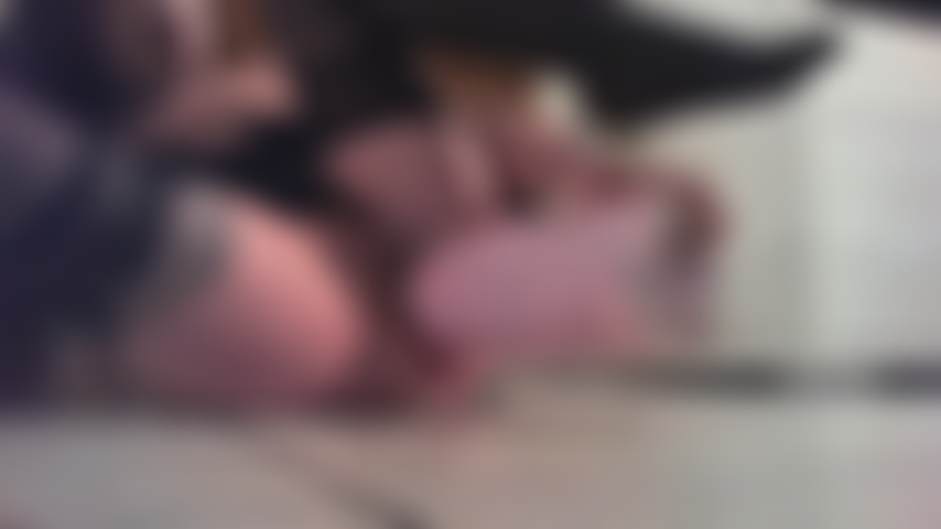 La mia figa è bagnata! Gioco con le bottiglie di champagne.