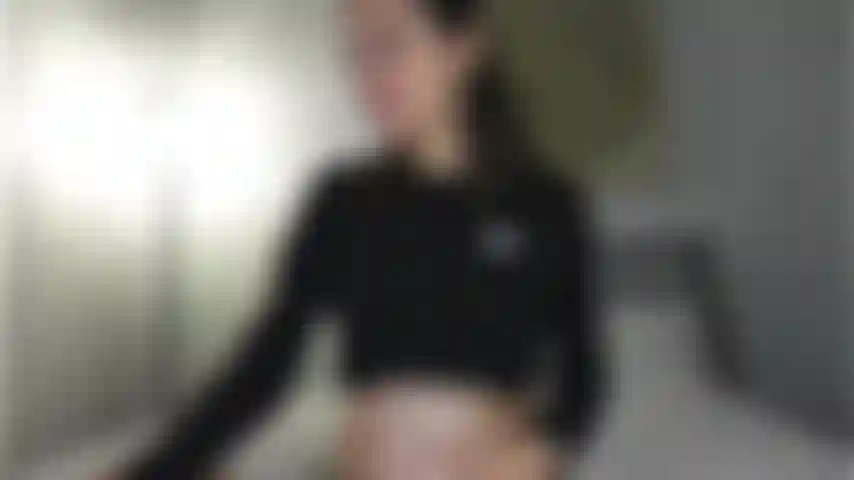 Una ragazza incinta si masturba e sogna un cazzo nero.