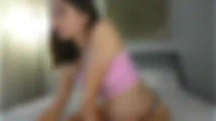 Una bomba incinta si sta spogliando per te.