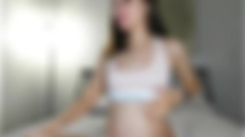 Una ragazza incinta e in forma mostra il suo corpo nudo e la sua figa.