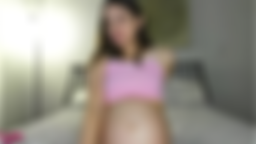 31 Una ragazza incinta gioca con la figa grassa e viene.