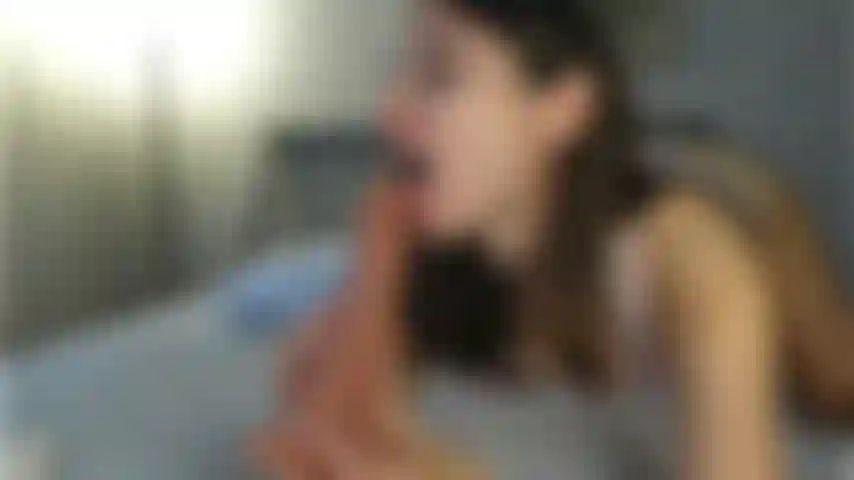 La piccola incinta si sta spogliando.