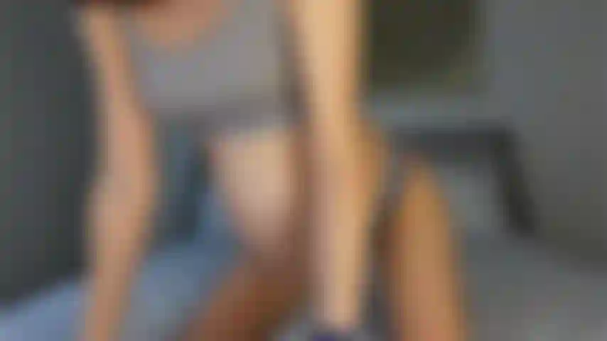 Preggo mostra il suo buco del culo e la sua figa.