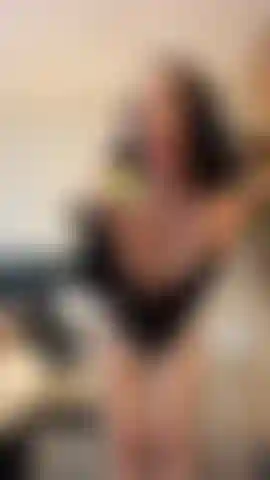 Un po' di sperma di candela sui miei seni.