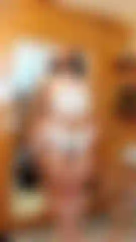 Semplicemente fantastica, vieni a vedere una sexy ragazza spogliarsi per te!