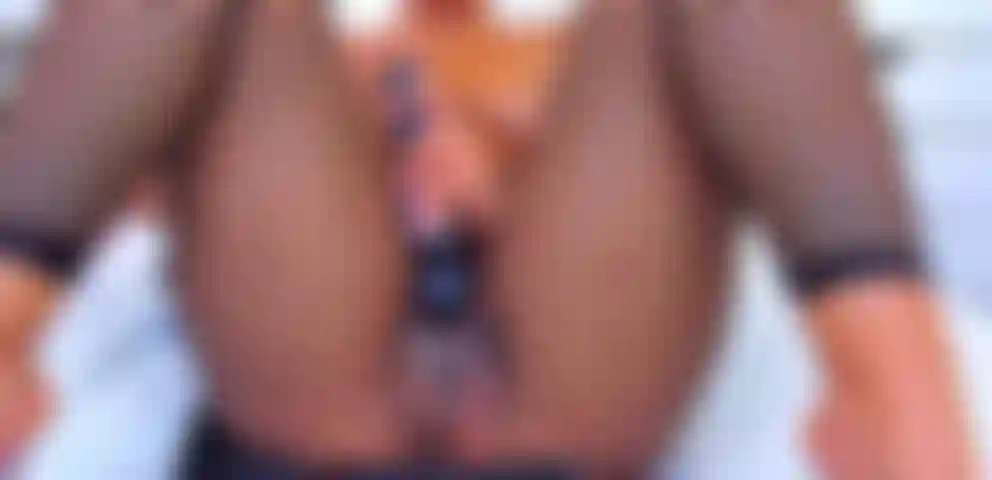 Sdraiati e guarda le mie gambe tremare mentre ho questo grande orgasmo.