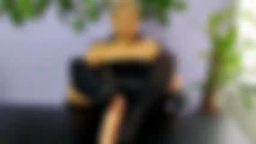 Seduco la guardia per rapinare la banca.