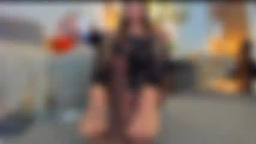 Hot bbc torso footjob! Concediti un'esperienza rilassante e coinvolgente mentre mostro un sensuale massaggio con olio usando i miei piedi.