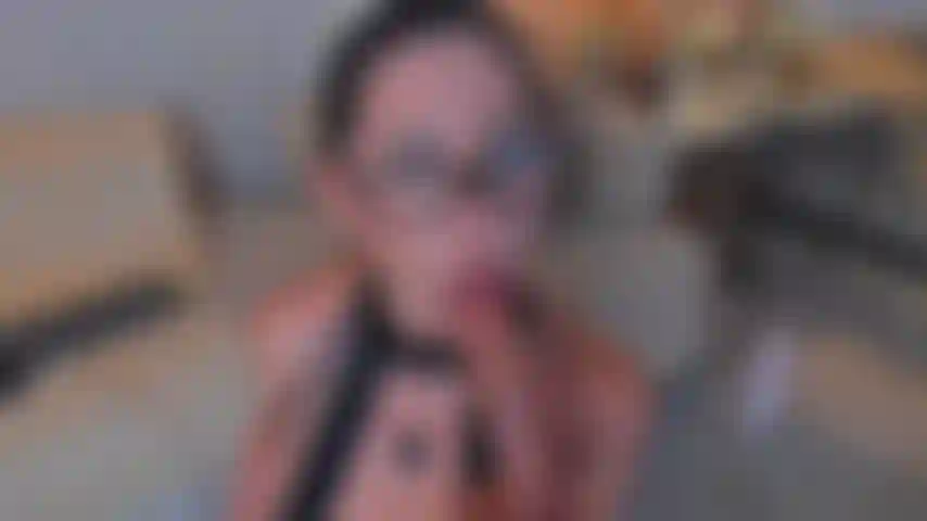 Scopami il bel faccino mentre indosso gli occhiali con un outfit a righe!