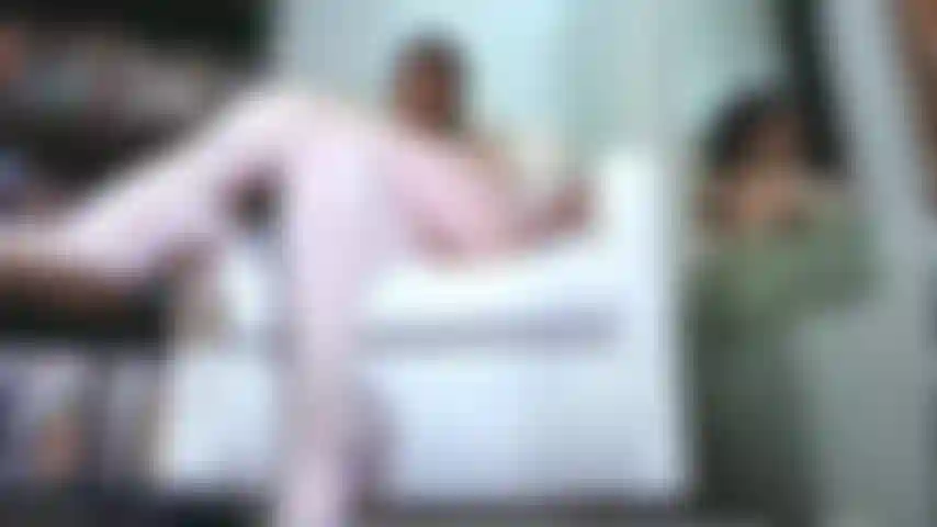 Joi sta per gambe incrociate, adoratrice penzoloni.