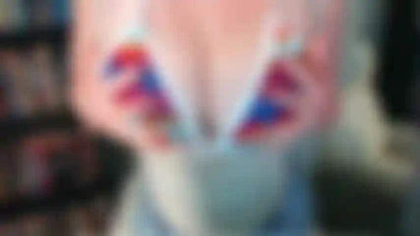 Adoro i piedi in topless joi.