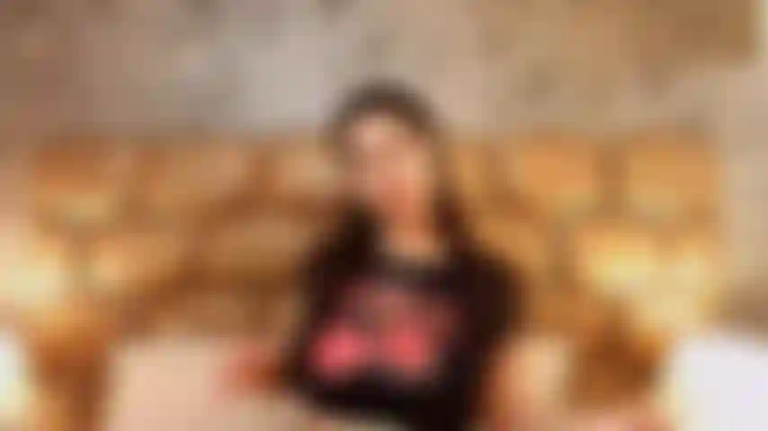 Gioca con le mie tette e i miei capezzoli.