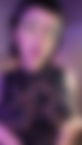 Con le ascelle pelose.