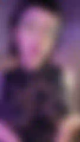 Con le ascelle pelose.