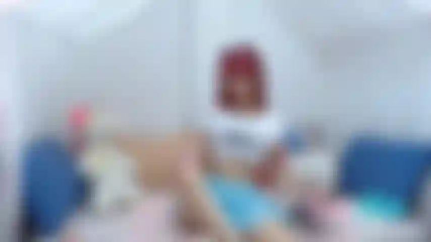 Osserva il mio corpo mentre mi spoglio, guarda il mio fantastico culo e mi emoziono.