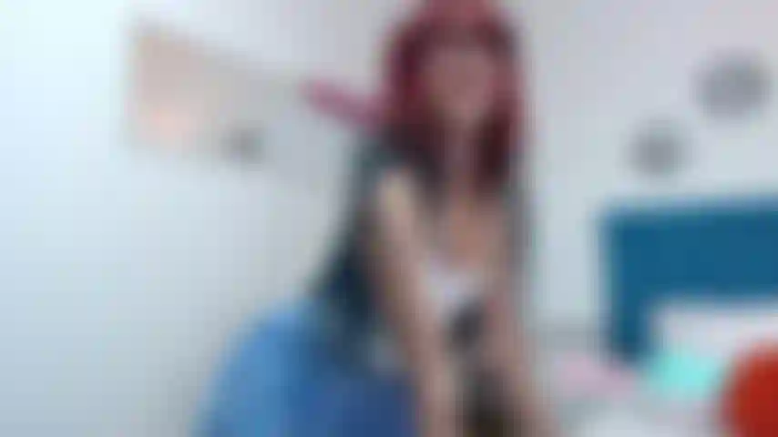 Osserva il mio corpo mentre mi spoglio, guarda il mio fantastico culo e mi emoziono.