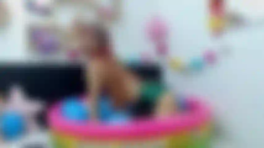 Mi diverto molto in piscina, guarda come mi diverto a giocare. ( No nudo).