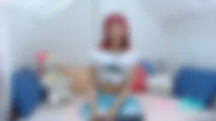 Lecco intensamente il mio giocattolo preferito e poi faccio un'inculata profonda con lui.