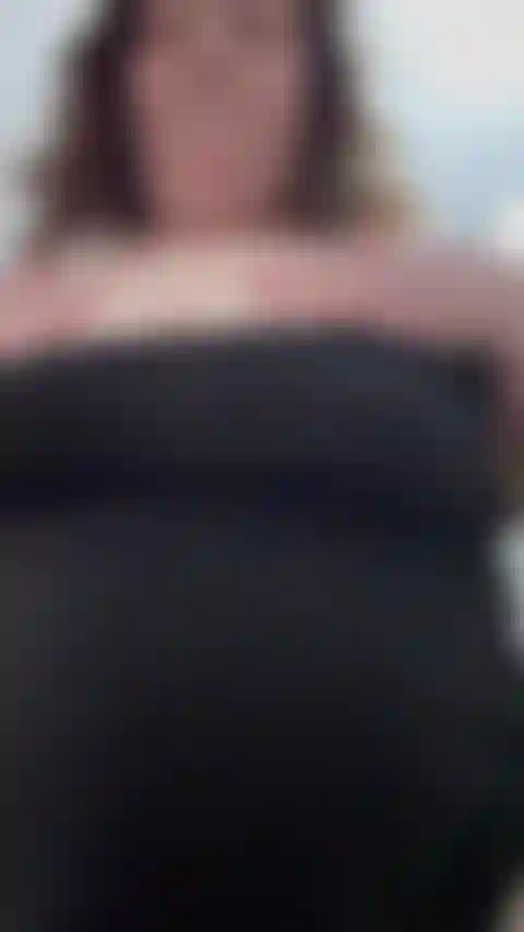 Titty rimbalza e sussulta.