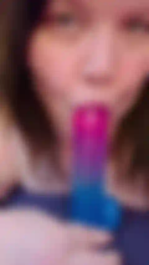 Un dildo viola corto.