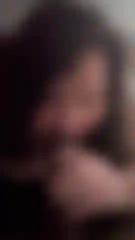 Succhio e cavalco un dildo allargando le natiche.