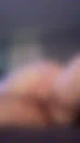 Uso il mio hitachi sul clitoride mentre ho un butt plug nel culo e un dildo nella mia figa. Vengo così bene alla fine.