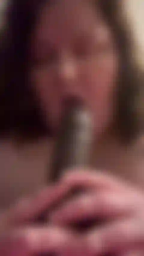 Una fottuta figa con un dildo.