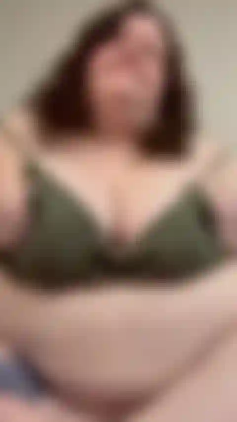 Titty gioca con la figa da vicino.