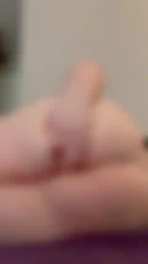 Il buco del culo da vicino, sdraiata su un lato.